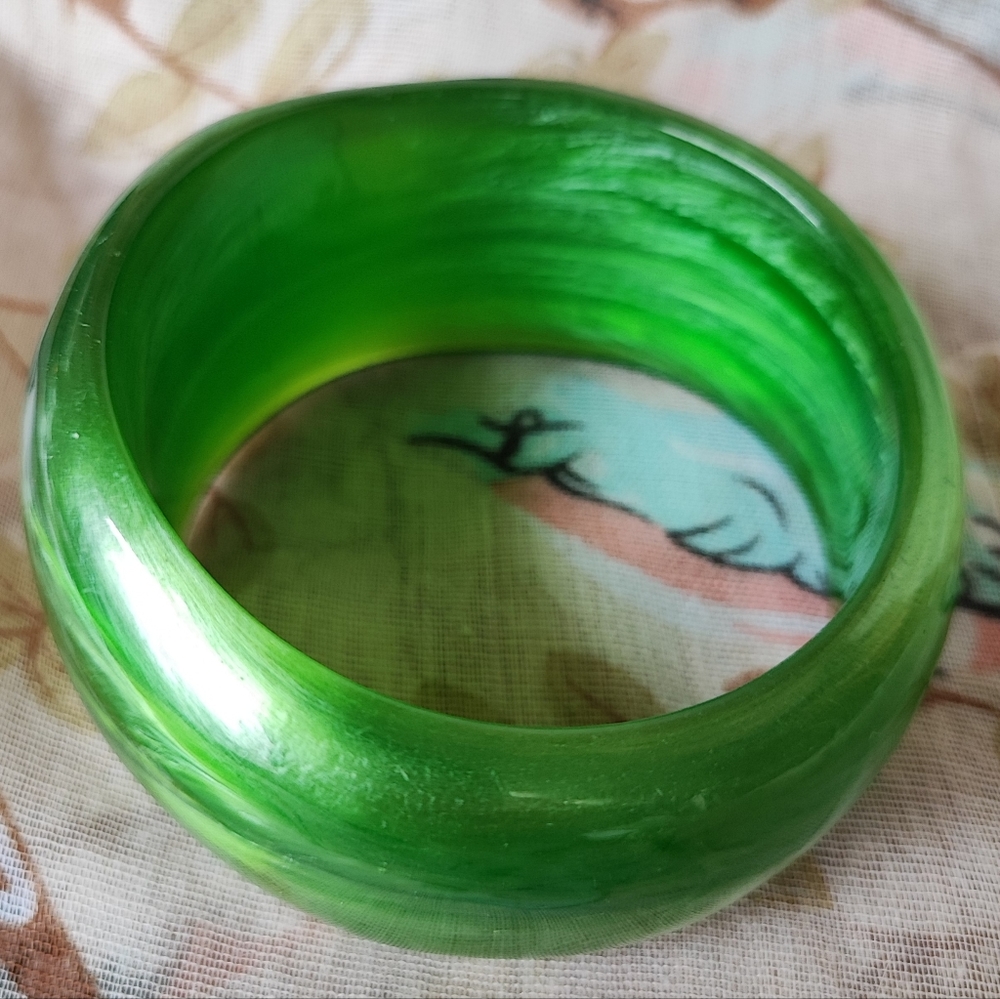 Massive Kelly Green Lucite Cuff Bangle Bracelet Vintage Mint Condition HOST PICK - Picture 2 of 9
